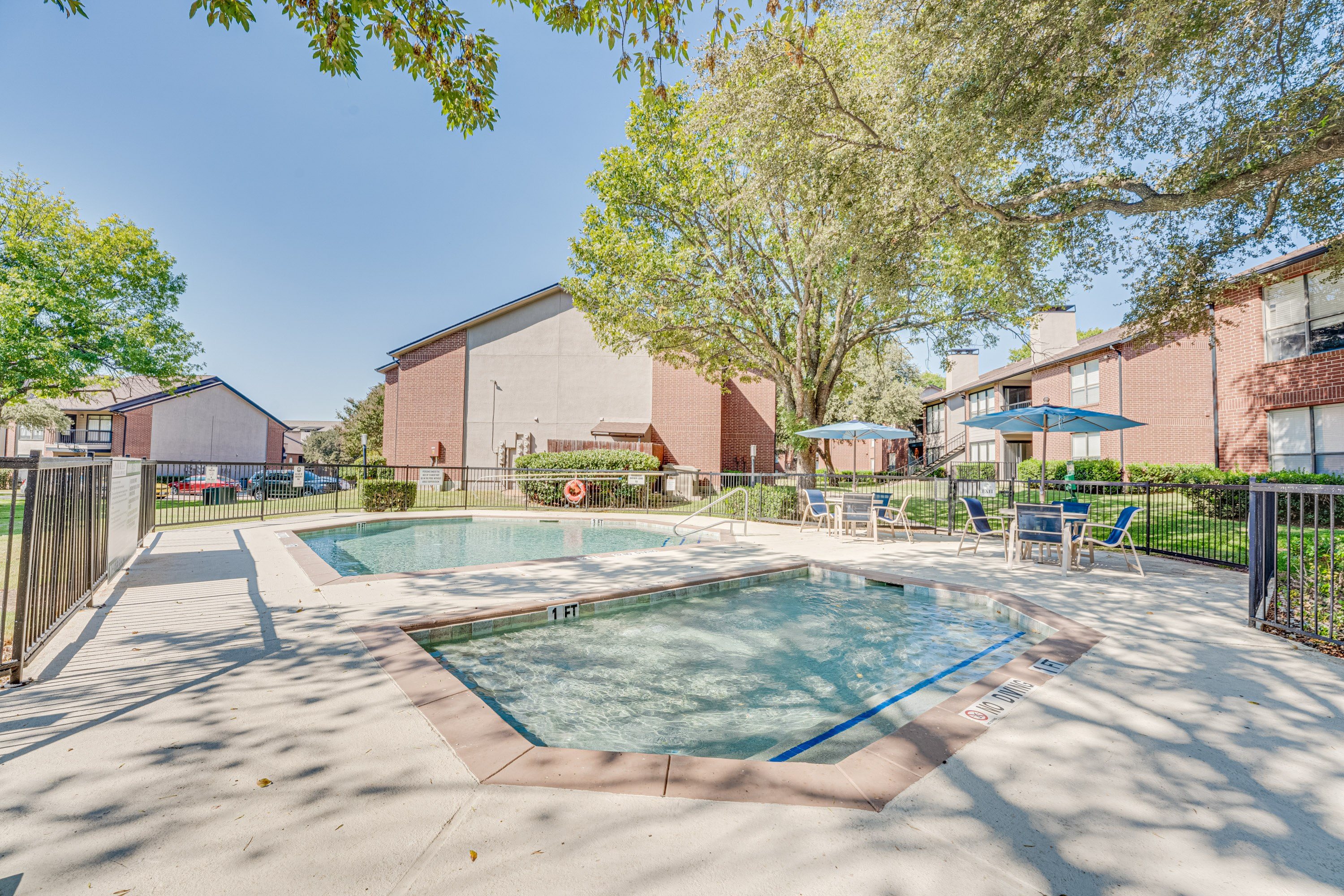 Apartment Swimming Pool at Bardin Oaks Apartments, Arlington, TX, 76018